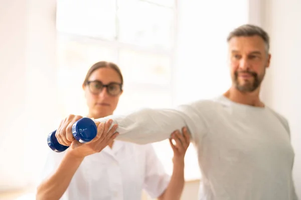 Fysiotherapeut Die Mens Helpt Rehabilitatie Van Fysiotherapie — Stockfoto