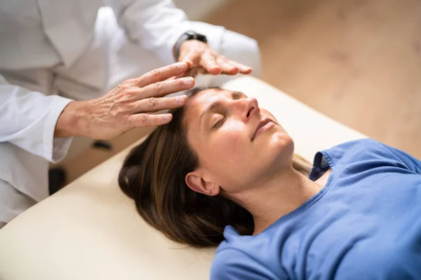Reiki Terapia Alternativa Guarigione Massaggio Donna — Foto Stock