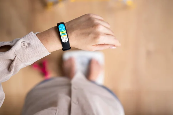 Gewichtsschaal Met Smart Watch App Vrouw Staande Wegende — Stockfoto