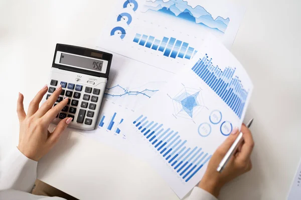 Бізнес Бухгалтер Використовуючи Документ Фінансової Діаграми Калькулятор — стокове фото
