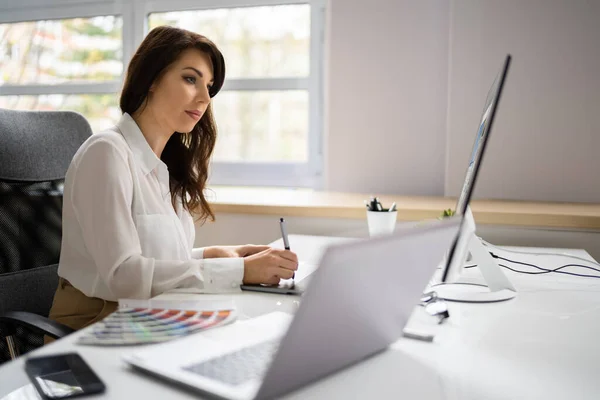 Assistenzdesigner Oder Modefotograf Computer — Stockfoto