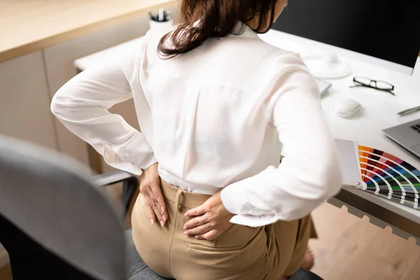 Rygg Smärta Dålig Hållning Kvinnan Sitter Office — Stockfoto