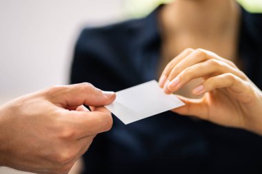 Ofiste İki İş Adamının El Değiştirme Kartı Yakın Çekimi