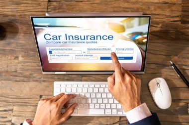 Bilgisayarda Çevrimiçi Araba Sigortası Formu Dolduran Adam