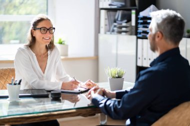 İş Bulma Danışmanı Kadın ile İş Görüşmesi. Hukuk Bürosu
