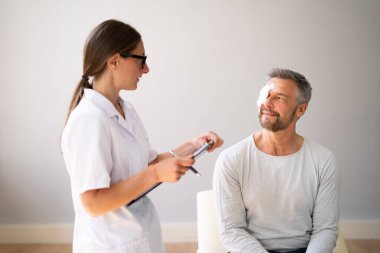 Doktor tarafından ilk göz bakımı. Medicine Alçı. Acı ve Yara