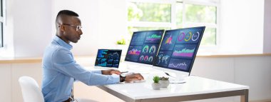 Öngörülebilir İş Analizleri. Afrikalı Amerikalı Analizci Bilgisayar Kullanıyor