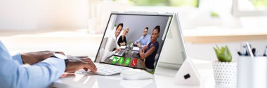 Hibrid dizüstü bilgisayarda Office masasında onun meslektaşları ile işadamı Video konferans
