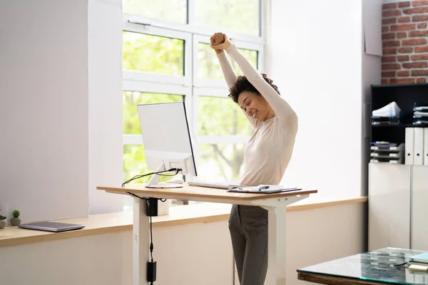 Arbeiter Dehnen Übung Schreibtisch Büro — Stockfoto