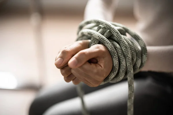 노예의 피해자와 인질은 로프로 묶었다 — 스톡 사진