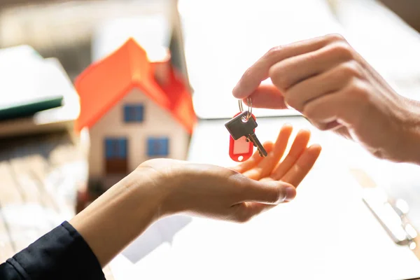 Realtor Giving House Keys Client Signing Contract — Stock Photo, Image