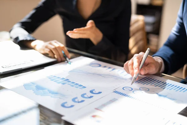 Zugeschnittenes Bild Einer Geschäftsfrau Die Schreibtisch Büro Auf Grafik Schreibt — Stockfoto