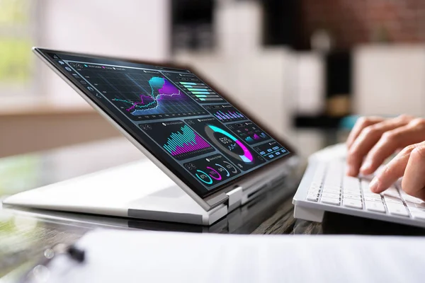 Analis Keuangan Menggunakan Layar Laptop Terkonversi Dengan Grafik — Stok Foto