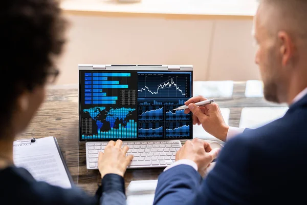 Dva Podnikatelé Analyzující Finanční Graf Notebooku — Stock fotografie