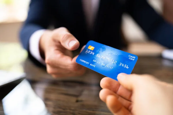 Cartão Crédito Transação Comercial Homem Mão Segurando Cartão Débito — Fotografia de Stock