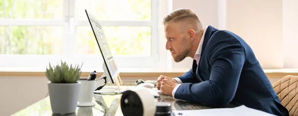 Dålig Hållning Sitter Kontorsstolen Vid Datordisken — Stockfoto