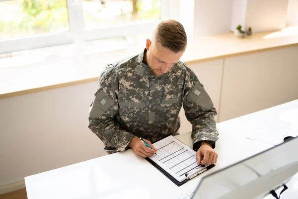 Vojenské Studentské Vzdělání Armádní Voják Veterán Počítačem — Stock fotografie