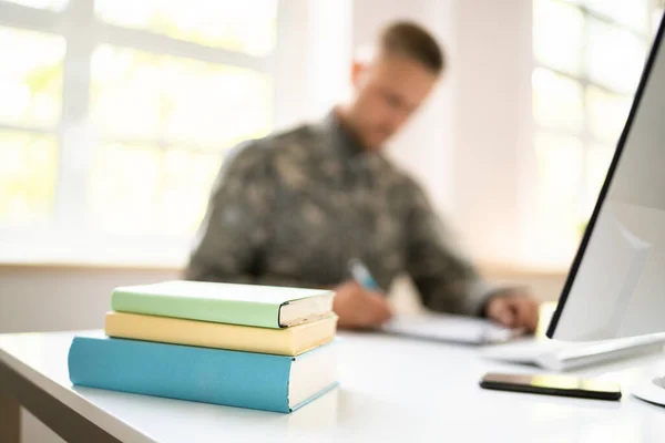 Formação Estudantes Militares Veterano Soldado Exército Com Computador — Fotografia de Stock