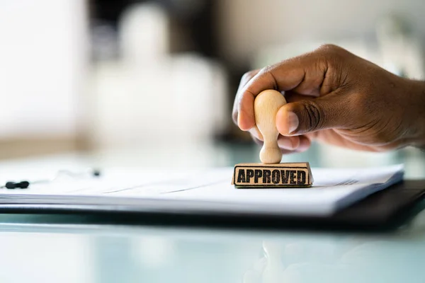 Offentlig Notarie Sätta Företagets Stämpel Kontrakt Vid Office Desk — Stockfoto