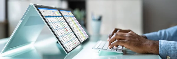 African American Analyst Using Spreadsheet Screen — 스톡 사진