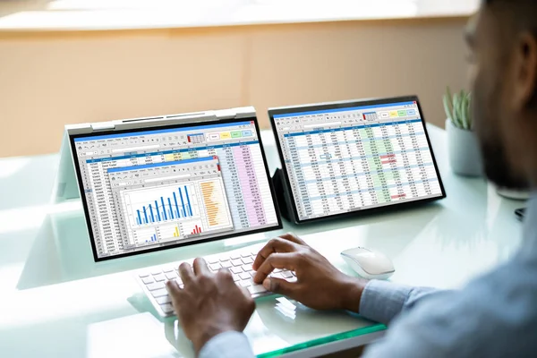 Analis Afrika Amerika Menggunakan Spreadsheet Pada Layar — Stok Foto