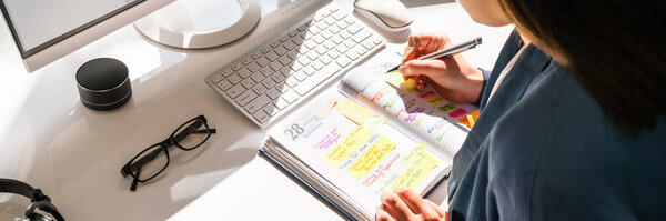 Глядя на календарь Расписание и повестка дня в назначении организатора