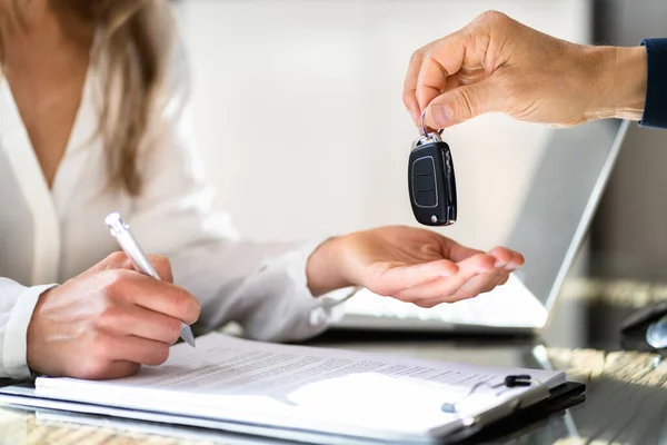 Receiving Car Key Salesmen Customer Owner — Fotografia de Stock