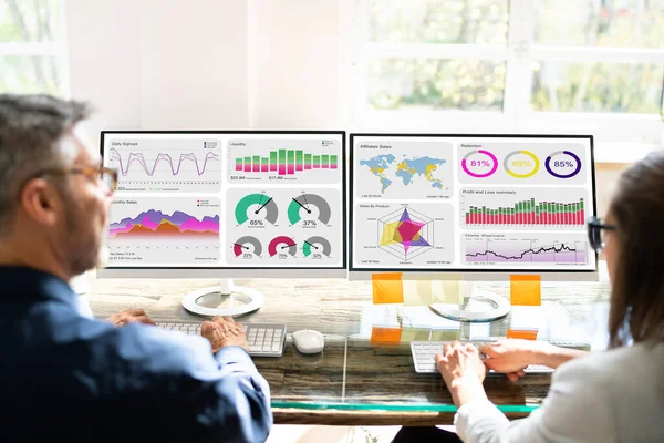 Dataanalytiker Med Hjälp Kpi Instrumentpanelen För Dataanalys — Stockfoto