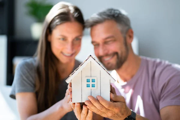 Glückliche Familie Kauft Neues Haus Paar Mit Immobilien Der Hand — Stockfoto