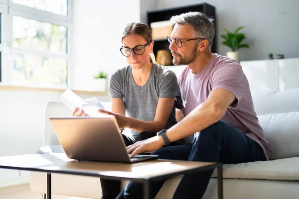 Casal Fazendo Impostos Orçamento Familiar Computador — Fotografia de Stock