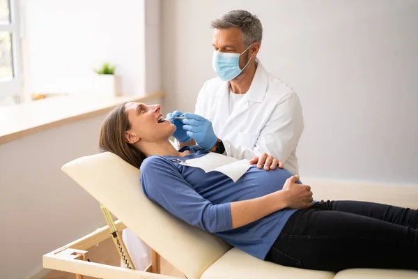 Hombre Dentista Tratamiento Dientes Joven Embarazada Mujer Paciente Acostado Clínica — Foto de Stock