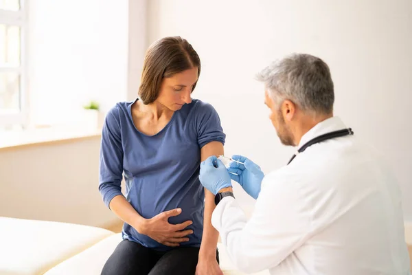 Γιατρός Κάνοντας Covid Ενέσιμο Εμβόλιο Έγκυο Γυναίκα Ασθενή — Φωτογραφία Αρχείου
