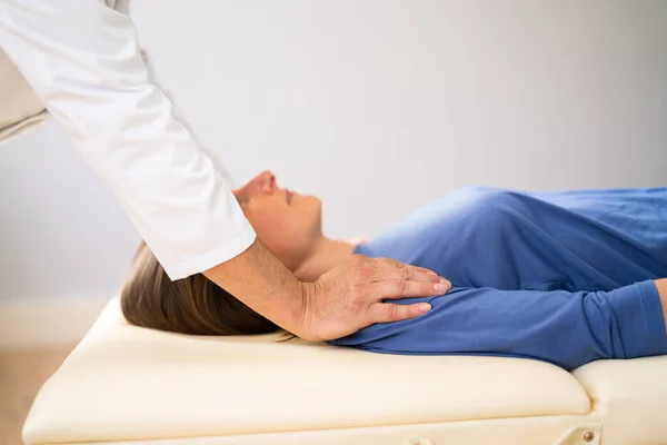 Reiki Terapia Alternativa Guarigione Massaggio Donna — Foto Stock