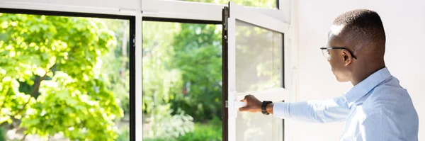 Vista Trasera Hombre Que Abre Ventana Para Obtener Aire Fresco —  Fotos de Stock