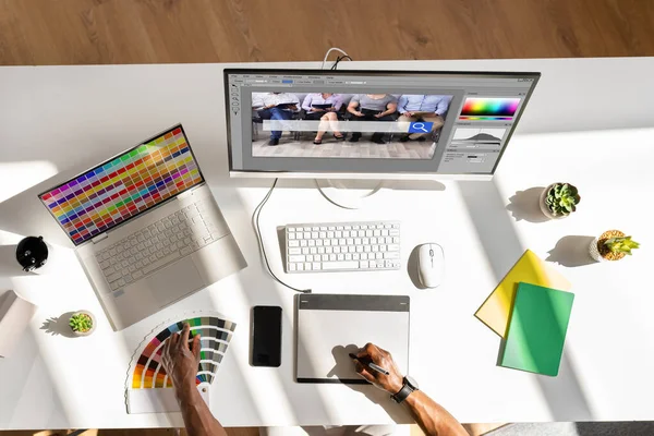 Primer Plano Mano Diseñador Que Edita Foto Computadora Oficina — Foto de Stock