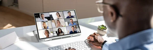 Jovem Empresário Videoconferência Com Seus Parceiros Laptop — Fotografia de Stock