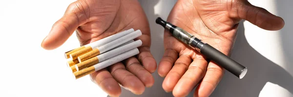 Man Met Vape Tabak Sigaret Bureau — Stockfoto