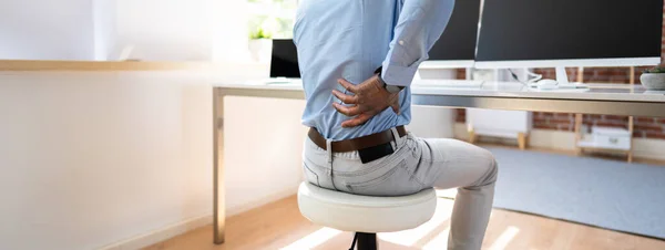 Joven Empresario Teniendo Dolor Espalda Mientras Está Sentado Escritorio Oficina — Foto de Stock