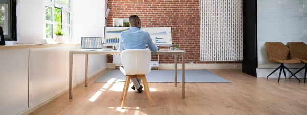 Visão Traseira Empresário Que Trabalha Computador Desktop Escritório — Fotografia de Stock