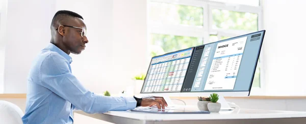 Geschäftsmann Analysiert Rechnung Computer Büro — Stockfoto