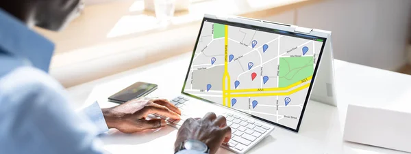 Close Mão Homem Usando Mapa Navegação Gps Laptop Digital — Fotografia de Stock