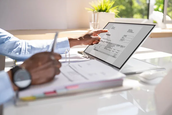 Empresário Que Calcula Imposto Mesa Escritório — Fotografia de Stock