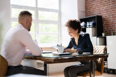 Olgun İşkadını Ofiste Ahşap Masa Üzerinde Adam Bir Röportaj Taking