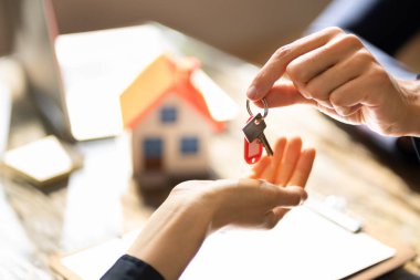 Emlakçı, Kontratı imzaladıktan sonra Ev Anahtarlarını Müşteriye Veriyor