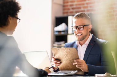 İş görüşmesi için. İş Yöneticisi Toplantıda Personel Alıcısıyla Konuşuyor