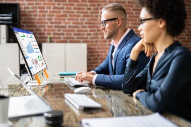 İki Borsa Broker'ının İşyerinde BilgisayarDa Grafikleri Tartışması