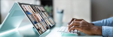 Melez Laptop 'ta Sanal Video Konferansı Sohbeti