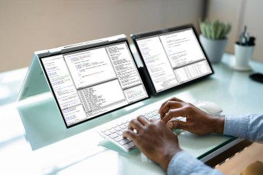 Dizüstü bilgisayar kullanarak Ofis Masasında Programcı veya Kodlayıcı