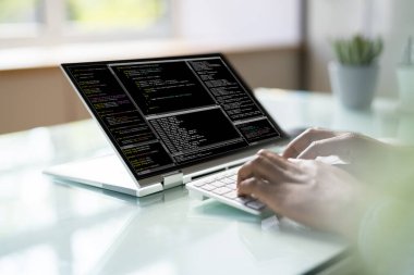 Dizüstü bilgisayar kullanarak Ofis Masasında Programcı veya Kodlayıcı