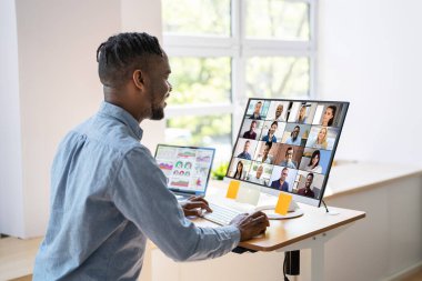 Çoklu Ekranda Çevrimiçi Video Konferansı Sanal Toplantı